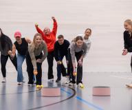 Ryhmä liikuntasalissa 