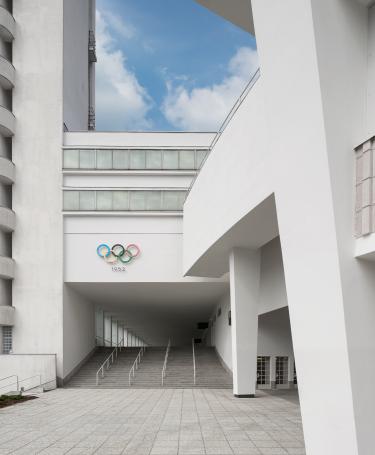Olympiastadionin torni ja renkaat stadionin pääsisäänkäynniltä katsottuna.