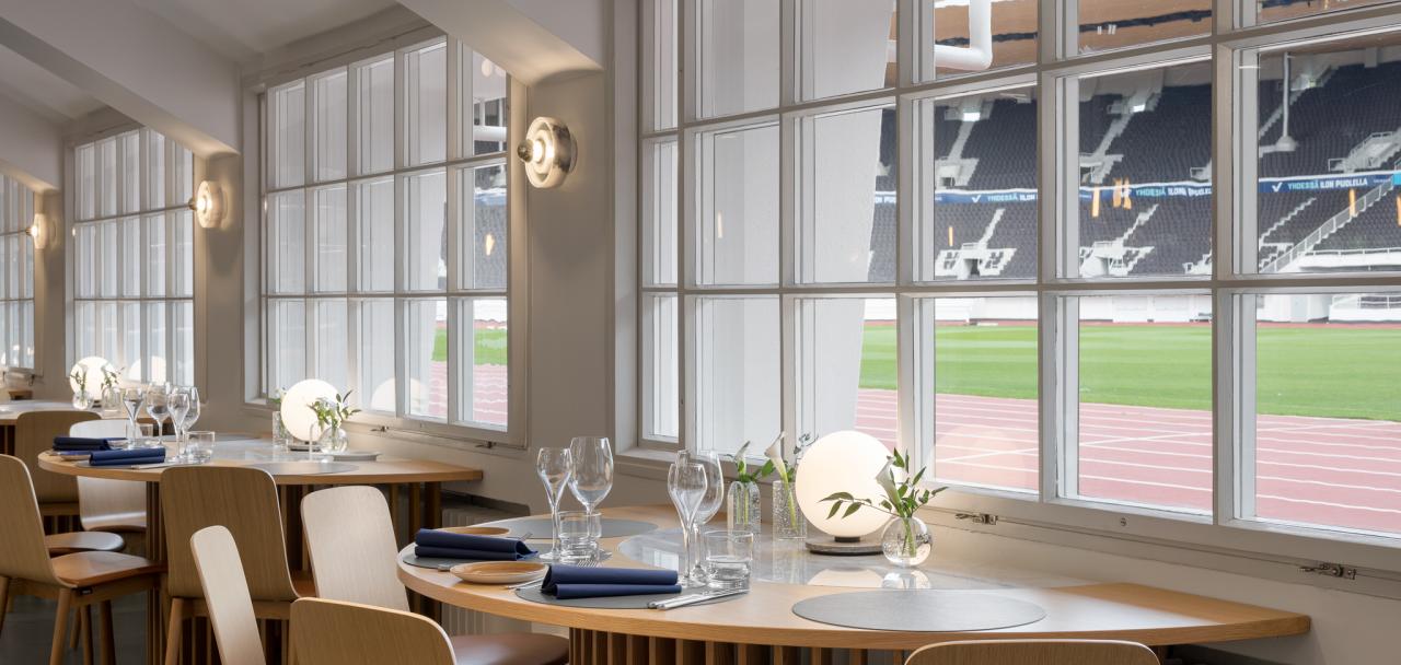 Bistro Stadionin ravintolasta kuva, jossa on pöydästä näkymä nurmelle. Kuva: Wellu Hämäläinen